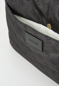 Guess PUFFY DIAPER BAG UNISEX - Stelleveske - jet black