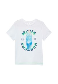 Weißes T-Shirt mit einem bunten Surfbrett-Graphic, Palmen und dem Text "WAVE HUNTERS." Aus weichem Baumwollmaterial mit kurzen Ärmeln.