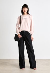 Calvin Klein Jeans INSTITUTIONAL GRAPHIC - Melegítőfelső - peach whip