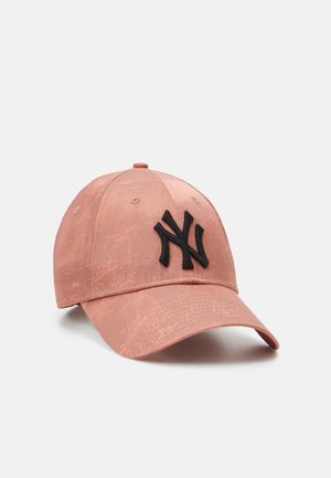 Różowa czapka baseballowa z czarnym haftowanym logo NY, zakrzywionym daszkiem i otworami wentylacyjnymi, pokazana na jednolitym białym tle.