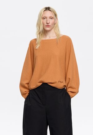 Oranžna, teksturirana pulover s širokim krojem in širokimi rokavi. Ima zaobljen izrez in majhno vezenino na robu.