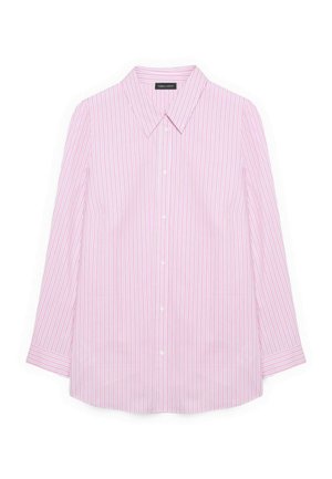 Camicia rosa a maniche lunghe con bottoni, a righe verticali bianche e blu e colletto appuntito, distesa su uno sfondo bianco.