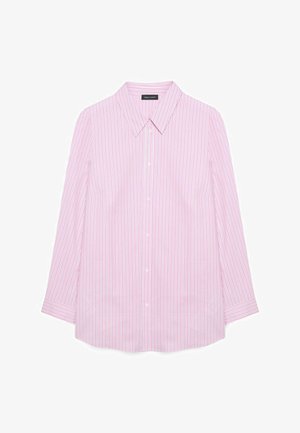 Lyserød skjorte med lange ærmer, knapper foran, vertikale hvide og blå striber og spids krave, lagt fladt på en hvid baggrund.
