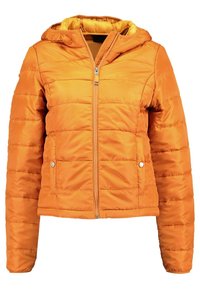 Kort orange puffjacka med huva, quiltat mönster, frontdragkedja och två sidofickor med tryckknappar. Slät, glänsande tygtextur.