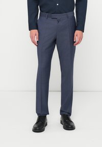 Pantaloni sartoriali blu scuro, realizzati in un tessuto leggero, con un design a frontale piatto, tasche laterali e una texture liscia.