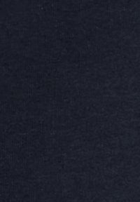 Marineblaue Stoff mit glatter Textur und subtilen Variationen. Das Material wirkt leicht und leicht elastisch, ohne markante Muster oder Akzente.