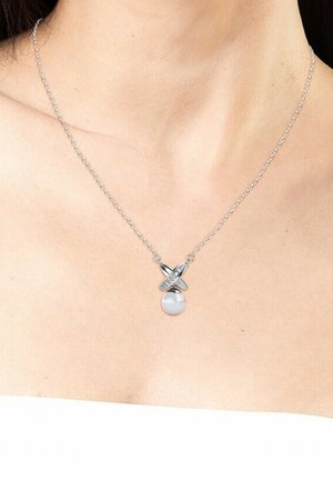 Collana d'argento con design a anelli intrecciati, caratterizzata da una goccia di perla al centro e una piccola fila di pietre trasparenti per un tocco di eleganza.