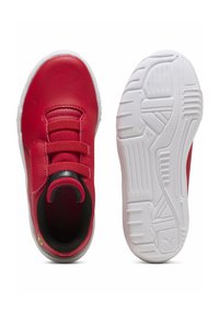 Czerwone skórzane buty z białą gumową podeszwą. Charakteryzują się wyściełanym kołnierzem, teksturowanymi sznurowadłami oraz małym logo przy pięcie.