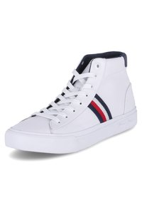Zapatillas blancas de caña alta con un acabado de cuero suave, cierre de cordones y acentos de rayas marino/rojo en el costado. Suela de goma blanca texturizada.