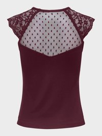 Haut sans manches rouge foncé avec panneau arrière en mesh à pois transparent et manches courtes en dentelle sur un fond uni clair.