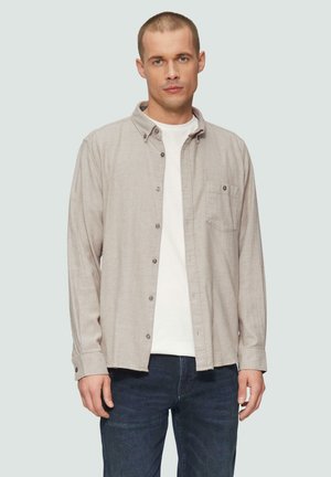 Lichtgrijs button-up shirt met een ontspannen fit, kraag en borstzak, gecombineerd met een wit T-shirt en een donkere spijkerbroek. Casual, geweven textuur.