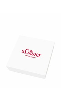 Scatola bianca con superficie lucida. Il logo rosso "s.Oliver" e il sottotitolo "FASHION FOR LIFE" sono stampati sulla parte superiore. Forma rettangolare semplice.