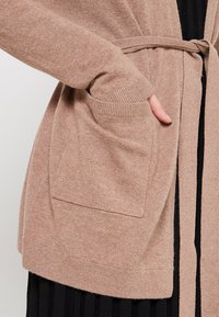 s.Oliver Strickjacke - sandstein