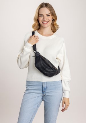 Schwarze Leder-Umhängetasche mit diagonalem Reißverschluss und verstellbarem Riemen. Quer über den Körper getragen, hebt sie ihr elegantes Design und ihre Textur hervor.