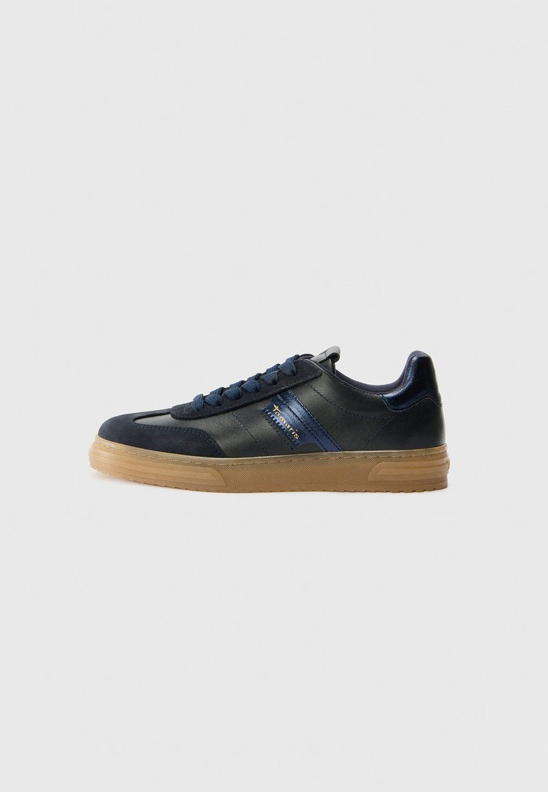 Sneakers navy con parte superiore in pelle liscia, accenti blu chiaro e suola in gomma naturale. Presentano lacci piatti e un design low-top.
