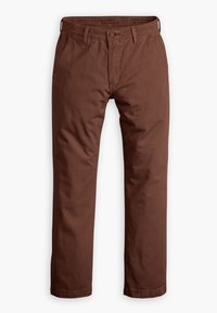 Pantalon chino marron droit avec passants pour ceinture, bouton sur le devant, fermeture éclair et poches latérales, posé à plat sur un fond blanc.