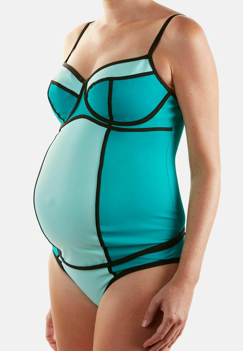 Zwempak voor zwangeren in aqua en licht teal, met contrasterende zwarte biezen, gestructureerde cups en verstelbare schouderbanden. Soepele, rekbare stof.