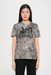 Hallide hallide sõnumiga "JUST CAVALLI", millel on tekstuuriga viimistlus. Lühikesed varrukad ja ümar kaelus.