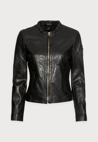 Giacca in pelle nera con vestibilità slim, collo rotondo e chiusura con zip. Presenta cuciture testurizzate e sottili accenti metallici.