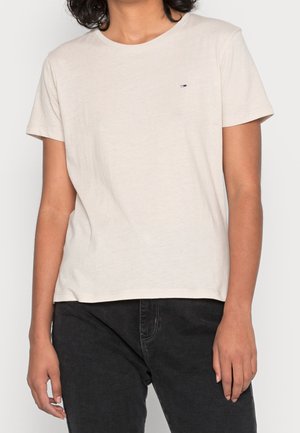 Lichtbeige katoenen t-shirt met korte mouwen en een ronde hals. Voorzien van een klein logo op de borst. Soepele textuur, ontspannen pasvorm.