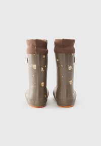 Botas impermeables marrones con un estampado de temática espacial, con planetas y estrellas; material flexible, textura acanalada y un cuello de tela corto.