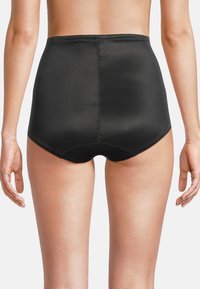 Hochgeschnittene schwarze Unterwäsche aus glattem, dehnbarem Material mit nahtlosem Rücken und elastischem Bund, mit minimalen Nähten.