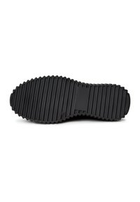 Suela de zapato de goma negra con una superficie texturizada y estriada. Presenta una forma contorneada y patrones de tracción prominentes para un mejor agarre.