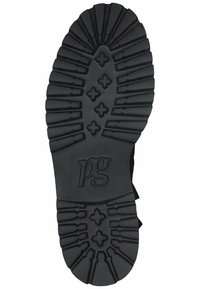 Suela de zapato de goma negra con surcos profundos y un patrón que presenta formas de cruz. Marcada con el logotipo "pg" cerca del área del talón para un detalle adicional.
