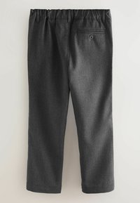 Donkergrijze broek met een elastische tailleband, rechte pijpen en een enkele achterzak met knoopsluiting. Getextureerde stof met een subtiele glans.