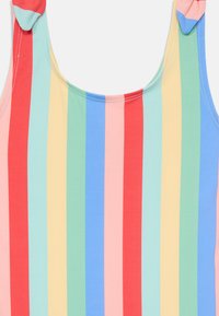 Maillot de bain à rayures colorées, présentant des rayures verticales en rouge, rose, jaune, vert et bleu. Le tissu est lisse avec des bretelles réglables.