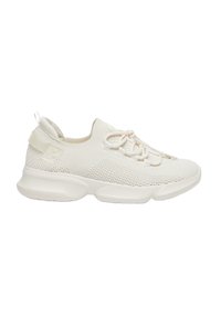 Zapatilla deportiva blanca con parte superior de punto, diseño con cordones, paneles laterales texturizados y suela gruesa. Cuenta con una pestaña en el talón.