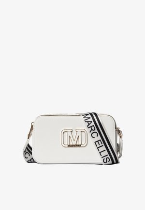 Borsa sintetica bianca con logo dorato, forma rettangolare, chiusura con zip e tracolla regolabile a strisce bianche e nere.