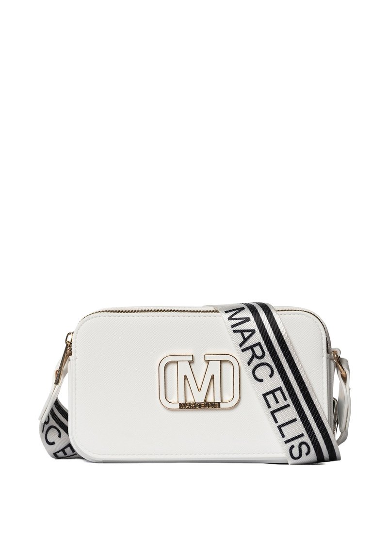 Borsa sintetica bianca con logo dorato, forma rettangolare, chiusura con zip e tracolla regolabile a strisce bianche e nere.