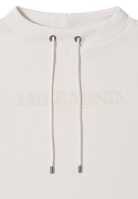 Witte sweatshirt met een hoge kraag, voorzien van trekkoorden en zilverkleurige metalen accenten. De tekst "FREEMIND" verschijnt in een subtiel reliëfpatroon.