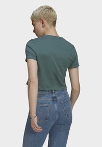 adidas Originals ADICOLOR CLASSICS ROLL-UP SLEEVE CROP-TOP - Paprasti marškinėliai - green
