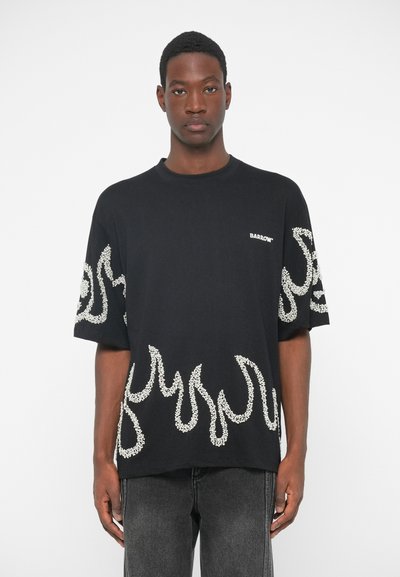 Mustal t-särk lühikeste varrukatega, mille alläär on kaunistatud valgete leegilaadsete ornamentidega ja rinnal on väike "BARROW" logo.