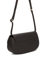 Czarna skórzana torba na ramię o gładkiej fakturze, zaokrąglonym kształcie, z klapą, regulowanym paskiem i subtelnymi detalami w postaci przeszyć.