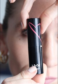NYX Professional Makeup SHOUT LOUD SATIN LIPSTICK pomarańczowy