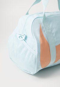 Nike Sportswear GYM CLUB UNISEX - Sports bag - glacier blue/glacier blue/(apricot agate)