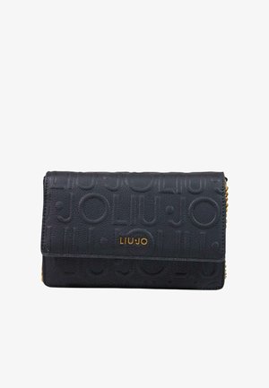 Portefeuille en cuir noir avec motif répétitif embossé "LIU JO" et logo doré "LIU JO" sur le rabat avant, avec une bandoulière chaîne sur le côté.