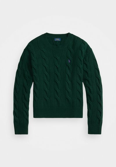 Tmavozelený svetr s pleteným vzorem, kulatým výstřihem, ribbed lemem a manžetami, s malým fialovým logem na levé straně.