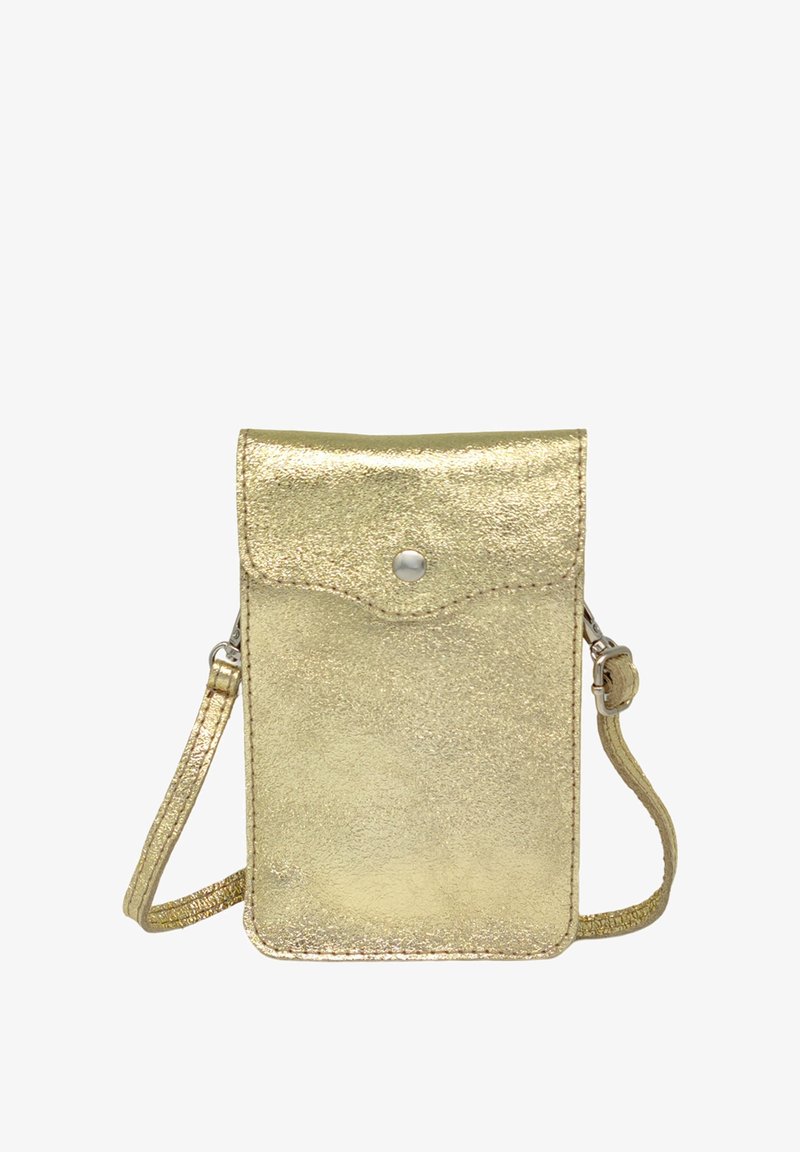 Sac bandoulière métallique doré avec surface texturée, fermeture à rabat, bouton-pression argenté et sangle ajustable. Design rectangulaire compact.