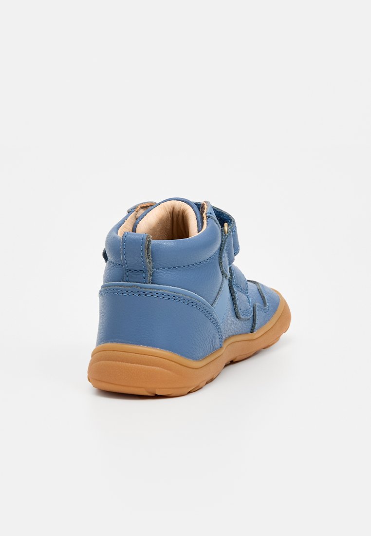 Blauwe leren hoge schoen met een tan rubberen zool, voorzien van een klittenbandsluiting, ronde neus en gestikte details langs de naden.