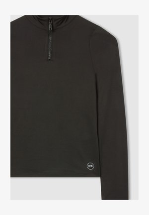 Czarny sweter z długim rękawem, z krótkim zamkiem z przodu i małym okrągłym białym logo blisko dolnego brzegu po prawej stronie.