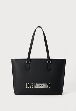 Juodas tote maišas, pagamintas iš sintetinės medžiagos, su dviem petnešomis, priekyje puikuojantis sidabriniu "LOVE MOSCHINO" logotipu. Lygus paviršius.