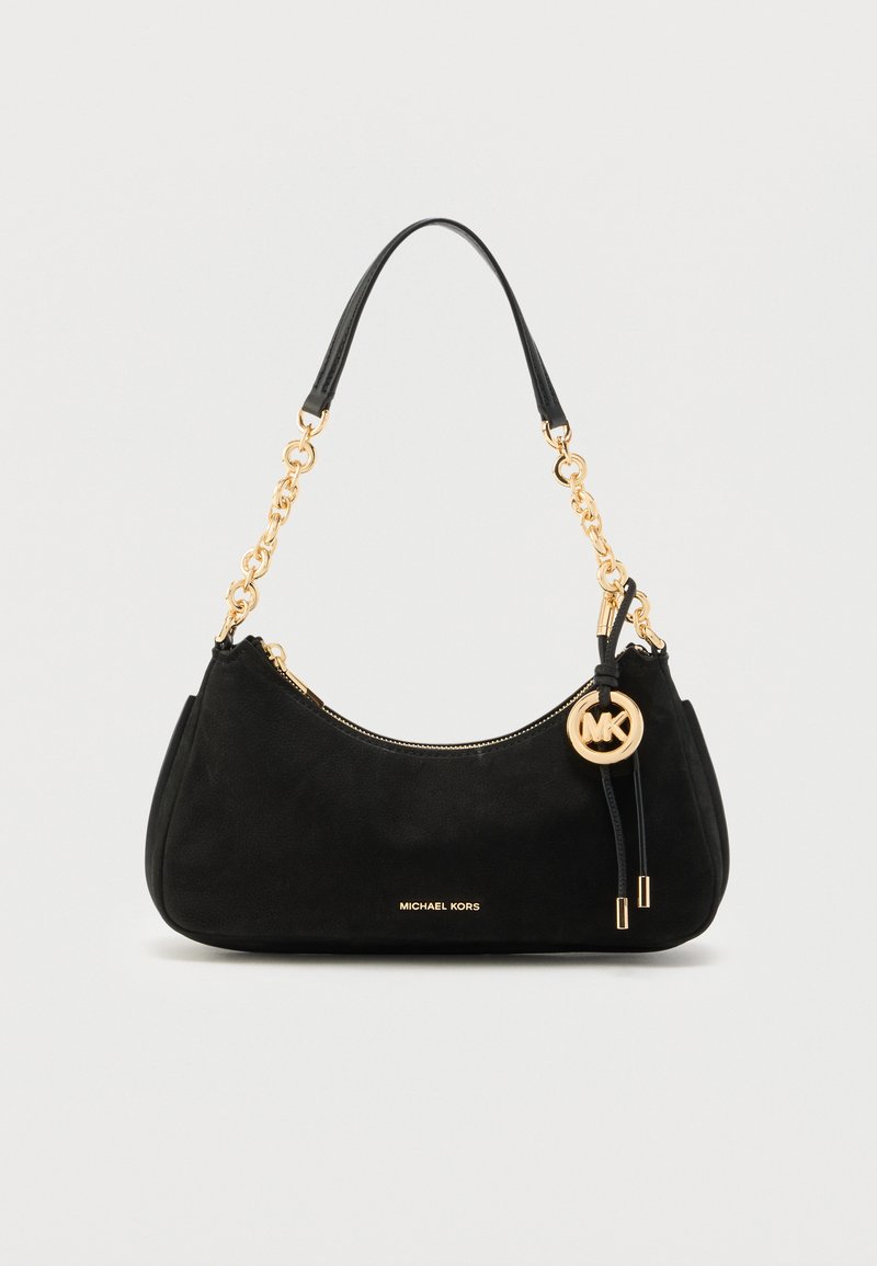 Μαύρη τσάντα από σουέντ με χρυσή αλυσίδα ως λουρί, κλείσιμο με φερμουάρ και μεταλλικό λογότυπο. Διαθέτει ομαλή υφή και καμπυλωτό σχήμα.