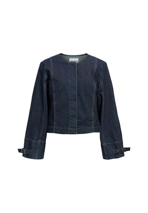 Giacca di jeans con scollo tondo, vestibilità corta e maniche lunghe. Presenta cuciture a vista, spacchi laterali e dettagli con cinturini regolabili sui polsini.