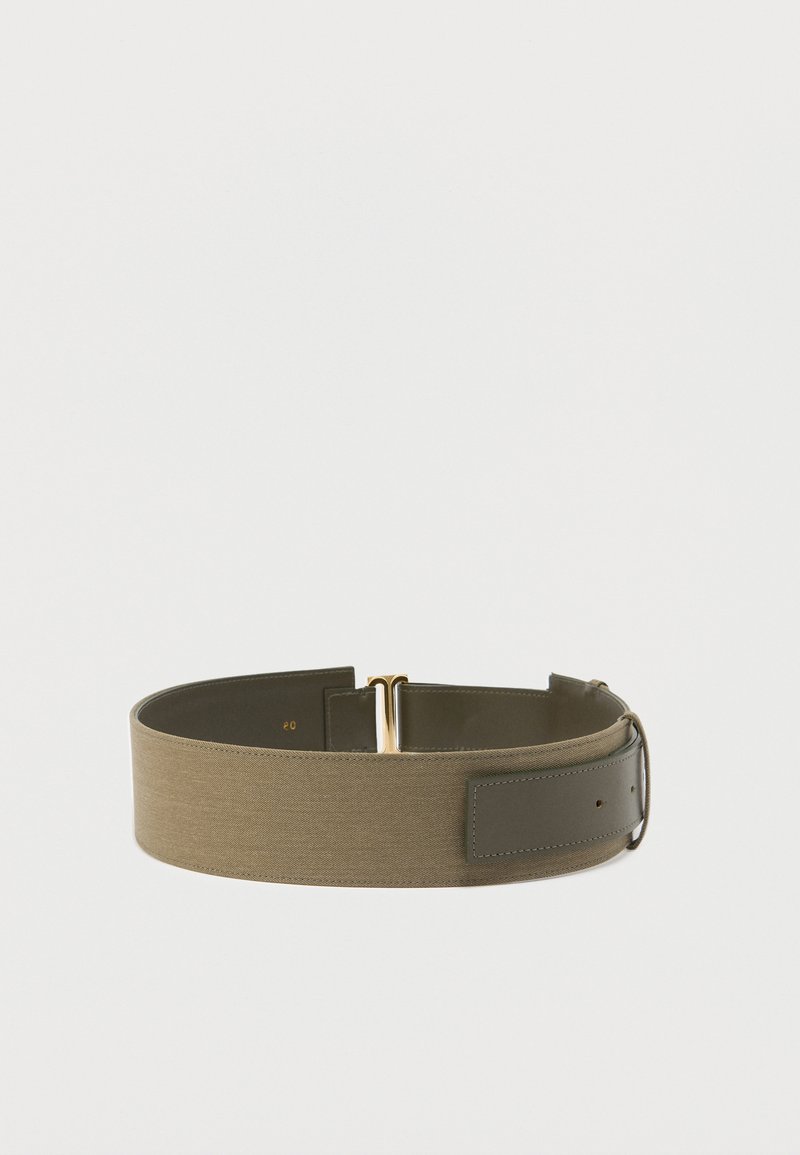 Ceinture en tissu vert olive avec un accent en cuir lisse, boucle dorée et trous réglables. Largeur d'environ 4 cm.