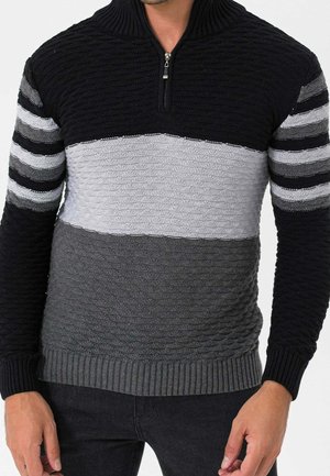 Strickpullover mit einem Viertel-Reißverschluss-Kragen, der horizontale Streifen in Schwarz, Grau und Anthrazit aufweist, mit texturierten Nähten im gesamten Design.