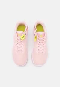Scarpe sportive rosa chiaro con tomaia in mesh, dettagli bianchi e linguetta gialla. Presentano lacci e soletta imbottita con fodera verde brillante.